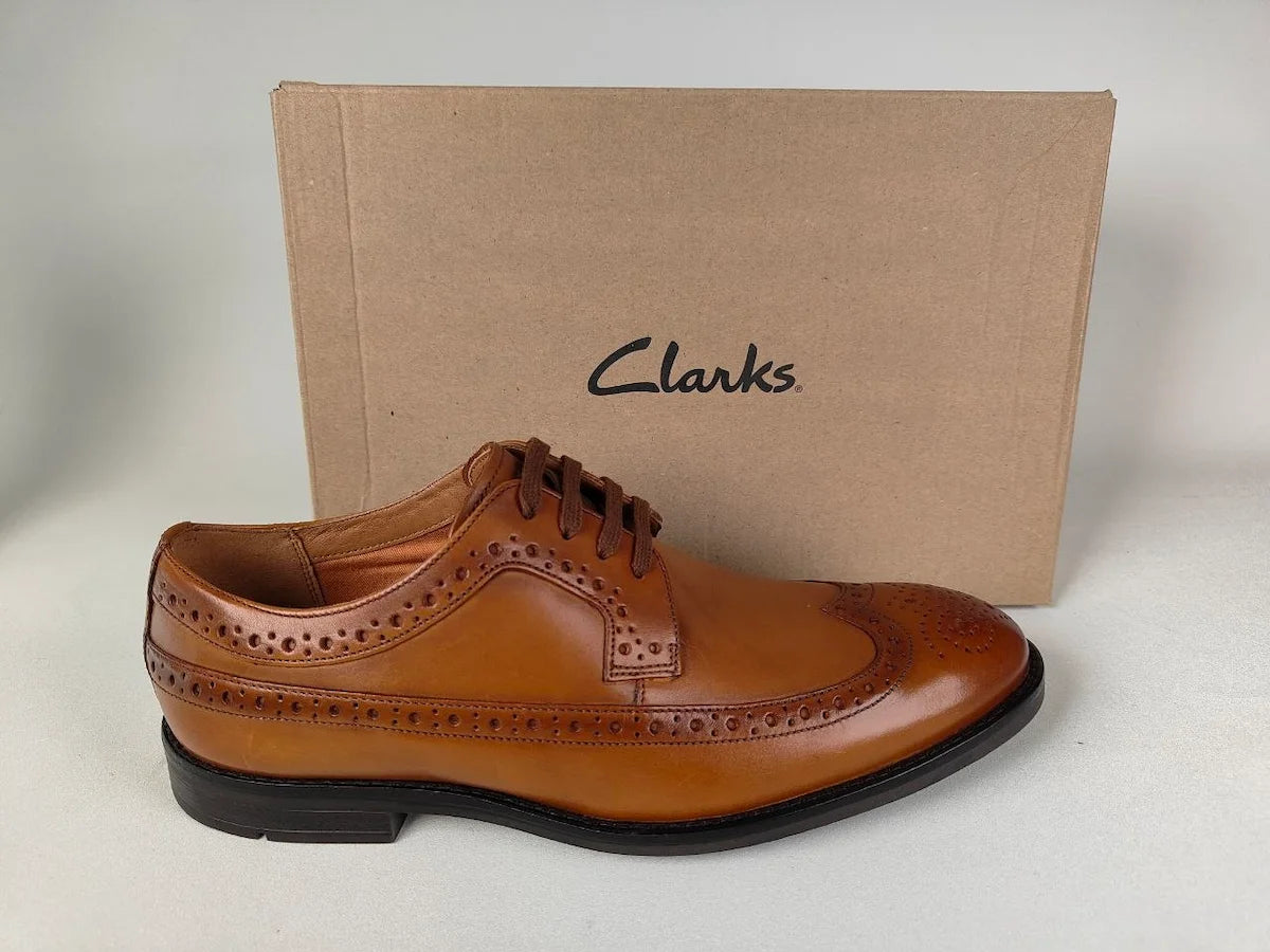 Clarks Ronnie Limit Men's Tan Full-Grain Leather Oxford in front of a Clarks branded box – Side View @RunInRain