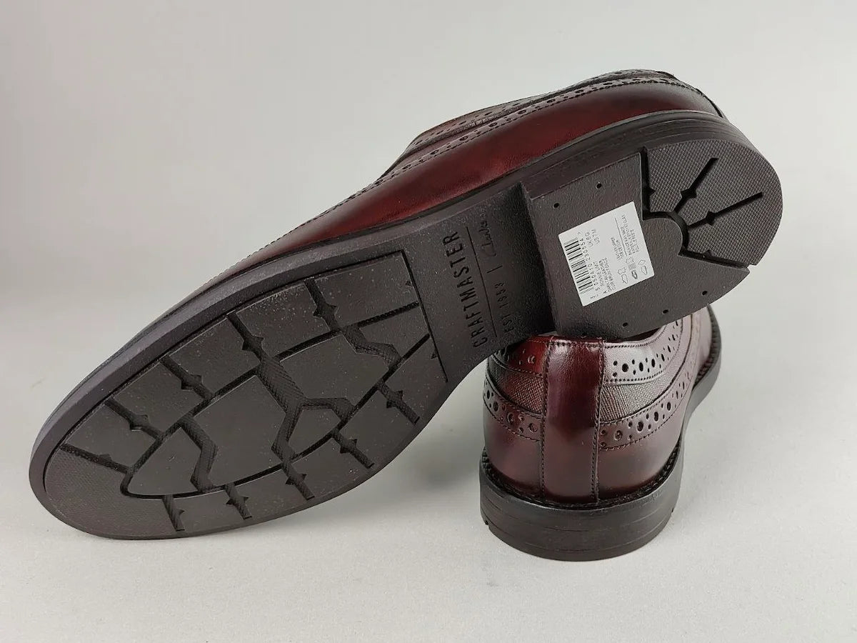 Clarks Ronnie Limit men's dark tan full-grain leather Oxford shoe sole on another Clarks Ronnie Limit men's dark tan on a white background - sole view @runinrain