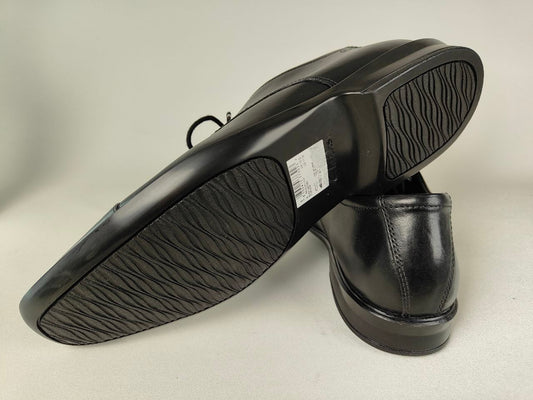 A Clarks Bensley Cap Men's Black Leather Oxford sole on another Clarks Bensley Cap Men's Black Leather Oxford on a light gray background – sole view @RunInRain  