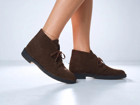 Clarks Originals Desert Boot Brown Stead Suede worn by a woman in a free style view @Runinrain