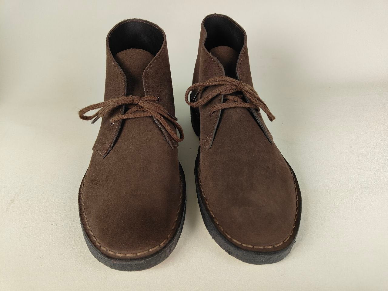 Pair of Clarks Originals Desert Boot Brown Steads Suede on a light beige background - Front view @runinrain