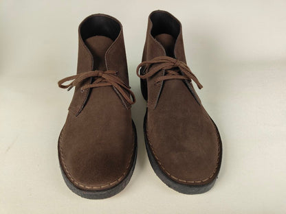 Pair of Clarks Originals Desert Boot Brown Steads Suede on a light beige background - Front view @runinrain
