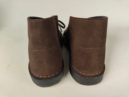 Pair of Clarks Originals Desert Boot Brown Steads Suede on a light gray background - Rear view @runinrain