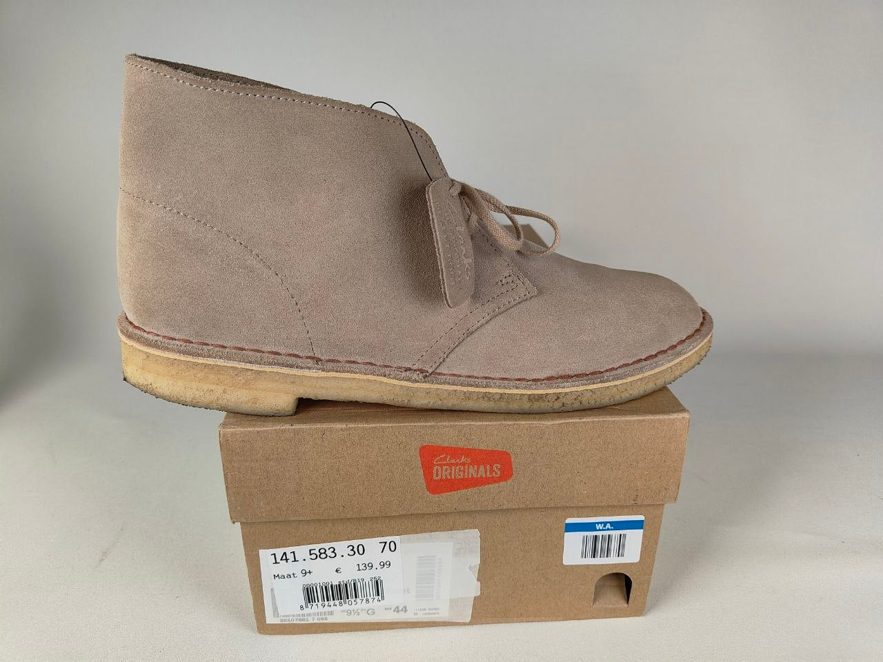 Clarks Originals Desert Boot Sand Steads Suede on a cardboard box with 'Clarks Originals' branding - side view @runinrain