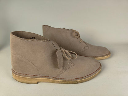 Pair of Clarks Originals Desert Boot Sand Steads Suede on a light gray background - Side view @runinrain