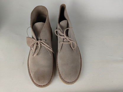Pair of Clarks Originals Desert Boot Sand Steads Suede on a light gray background - top view @runinrain