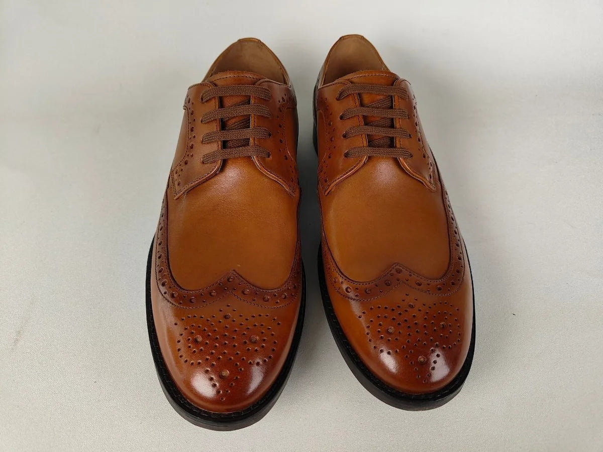 A pair of clarks Ronnie Limit Men's Tan Full-Grain Leather Oxford – Front View @RunInRain
