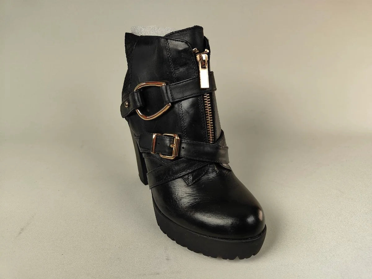 La Strada Elite High-Heel Platform Ankle Boots in black leather with buckles and a zipper on a beige background - 3q view @runinrain