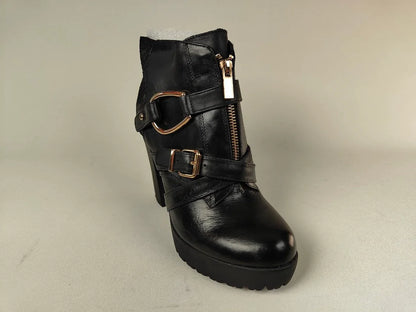 La Strada Elite High-Heel Platform Ankle Boots in black leather with buckles and a zipper on a beige background - 3q view @runinrain