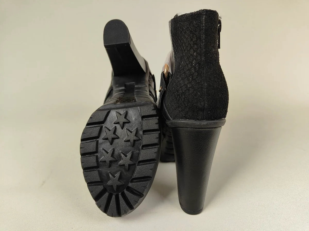 Black ankle La Strada Elite High-Heel Platform Ankle Boots in black leather with textured top and star-patterned sole on a beige background - Sole view @runinrain