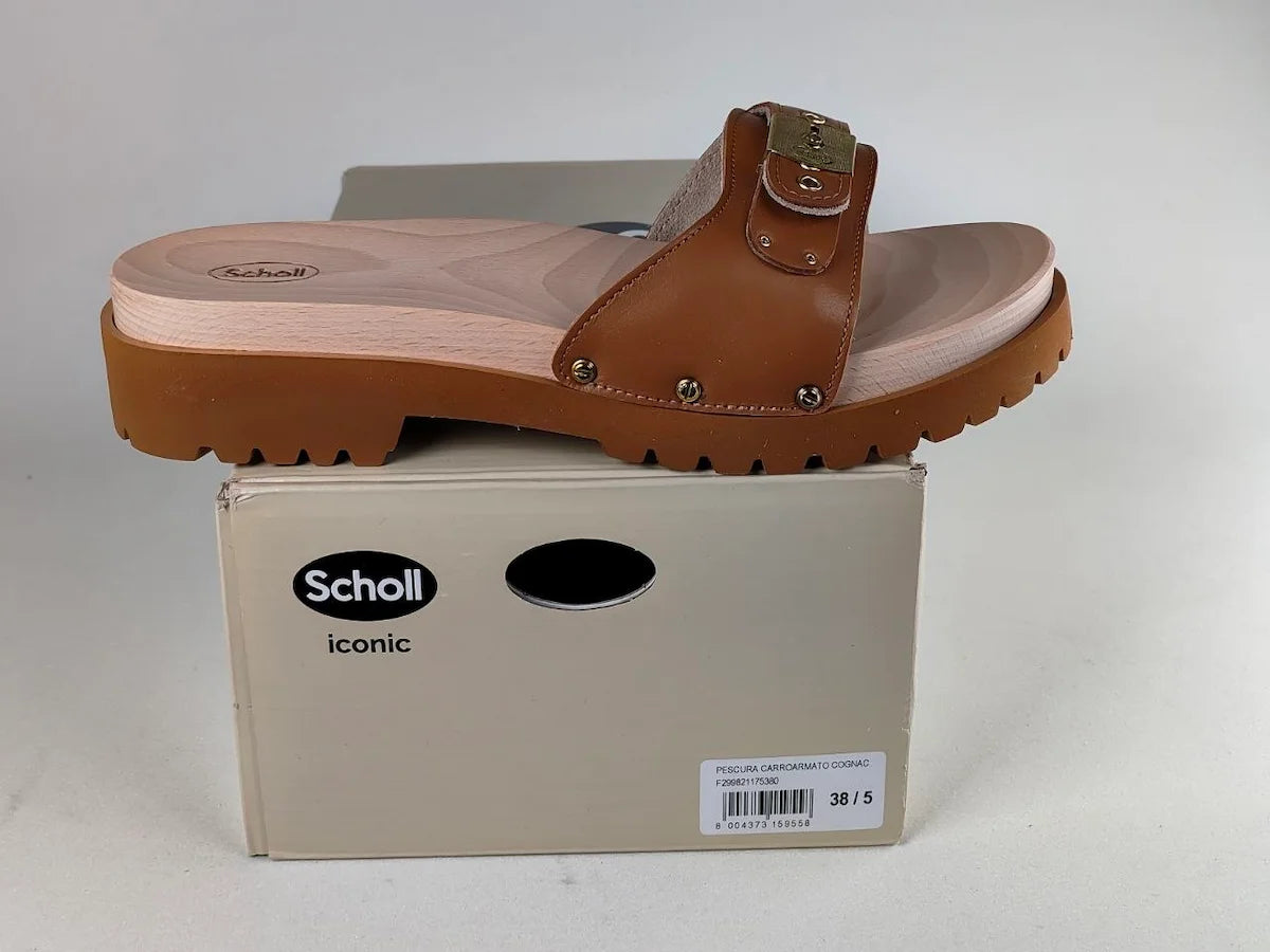 A brown Scholl Pescura Carroarmato Cognac Leather Sandal on a Scholl iconic branded box on a white  background – Detail View @RunInRain