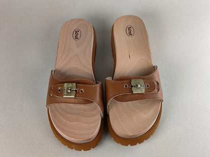Pair of brown Scholl Pescura Carroarmato Cognac Leather Sandals with visible brand logo and a metallic buckle on a light gray background – Top View @RunInRainsandals 