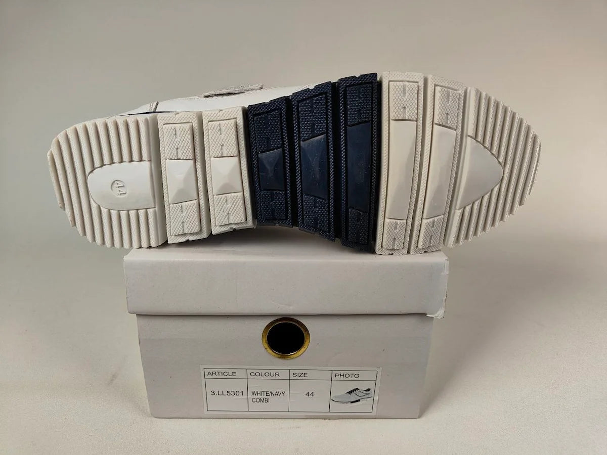 Close-up of a White Cafe moda Urban Chic Sneakers sole with tread pattern and sole structure, placed on a white box - sole view @runinrain